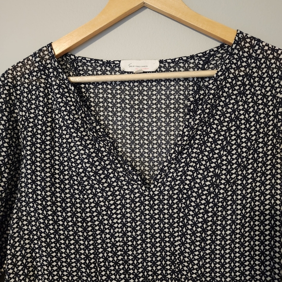 ✨2 for $5✨ Vince Camuto Black and White Patterned Peasant Blouse Size Small - Picture 2 of 8